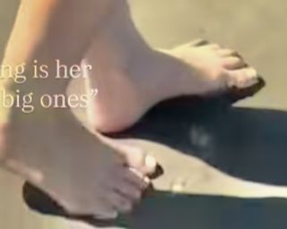 Tara Lipinski feet photo thumbnail