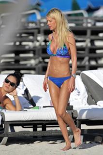 Tara Reid feet photo thumbnail