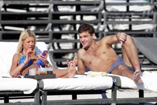 Tara Reid feet photo thumbnail
