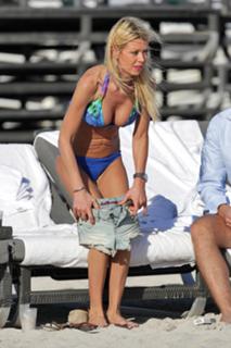 Tara Reid feet photo thumbnail