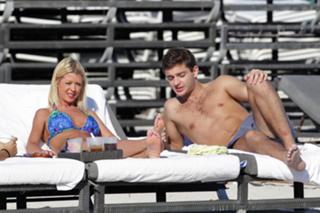 Tara Reid feet photo thumbnail