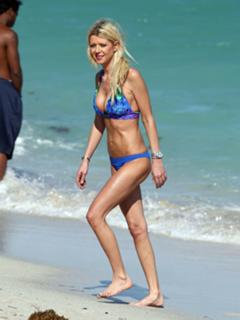 Tara Reid feet photo thumbnail
