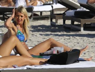 Tara Reid feet photo thumbnail