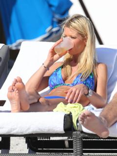 Tara Reid feet photo thumbnail