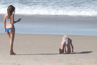 Tara Reid feet photo thumbnail