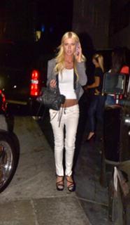 Tara Reid feet photo thumbnail