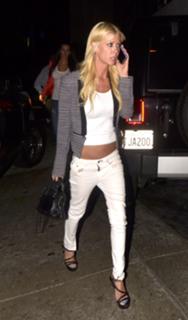 Tara Reid feet photo thumbnail