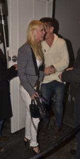 Tara Reid feet photo thumbnail