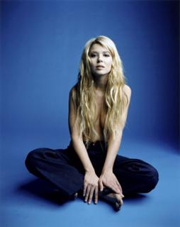 Tara Reid feet photo thumbnail