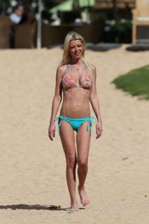 Tara Reid feet photo thumbnail