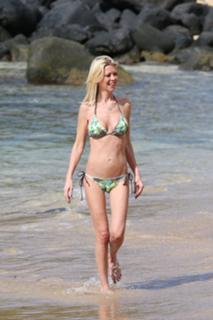Tara Reid feet photo thumbnail