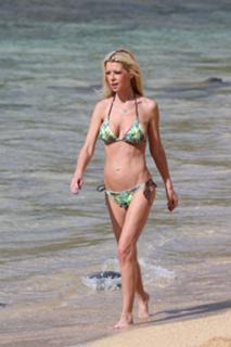 Tara Reid feet photo thumbnail