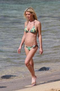 Tara Reid feet photo thumbnail