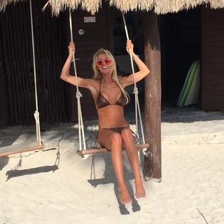 Tara Reid feet photo thumbnail