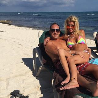 Tara Reid feet photo thumbnail