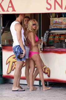Tara Reid feet photo thumbnail