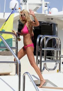 Tara Reid feet photo thumbnail