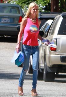 Tara Reid feet photo thumbnail