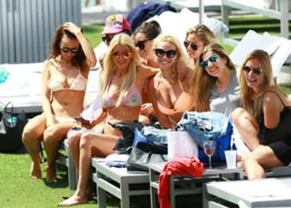 Tara Reid feet photo thumbnail