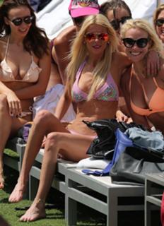 Tara Reid feet photo thumbnail