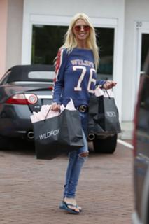 Tara Reid feet photo thumbnail