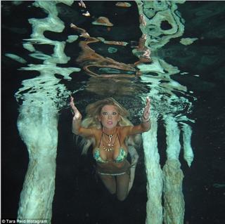 Tara Reid feet photo thumbnail