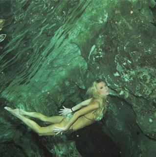 Tara Reid feet photo thumbnail