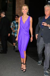 Tara Reid feet photo thumbnail