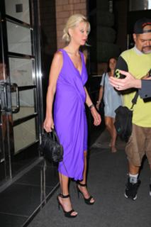 Tara Reid feet photo thumbnail