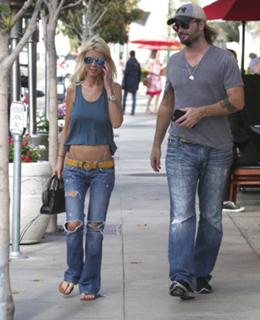 Tara Reid feet photo thumbnail