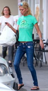 Tara Reid feet photo thumbnail