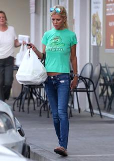 Tara Reid feet photo thumbnail