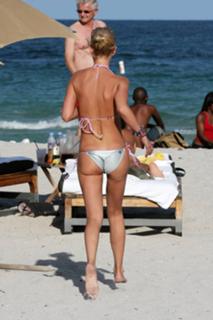 Tara Reid feet photo thumbnail