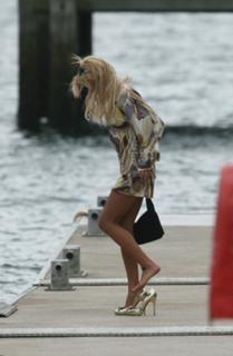Tara Reid feet photo thumbnail