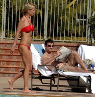 Tara Reid feet photo thumbnail