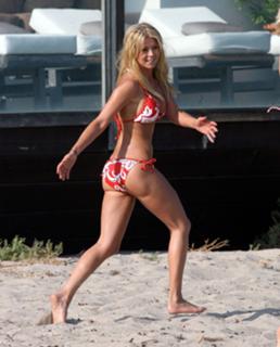 Tara Reid feet photo thumbnail