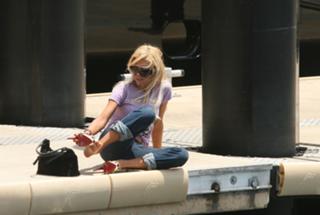 Tara Reid feet photo thumbnail