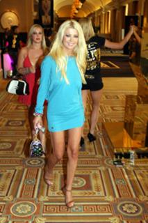Tara Reid feet photo thumbnail