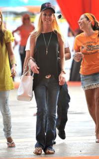 Tara Reid feet photo thumbnail