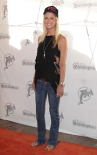 Tara Reid feet photo thumbnail