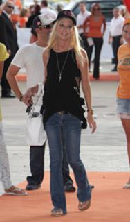 Tara Reid feet photo thumbnail