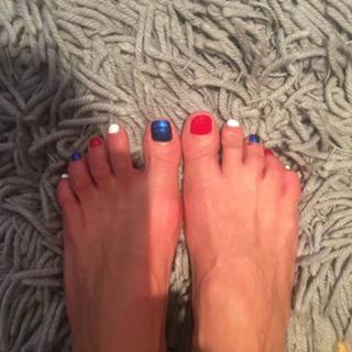 Tara Reid feet photo thumbnail