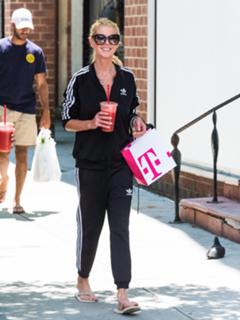Tara Reid feet photo thumbnail