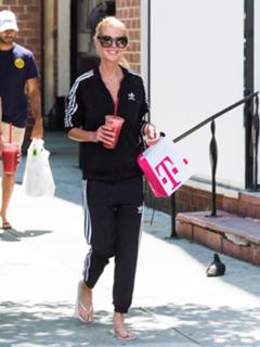 Tara Reid feet photo thumbnail