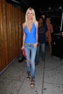 Tara Reid feet photo thumbnail