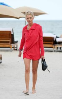 Tara Reid feet photo thumbnail