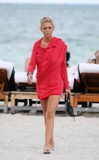 Tara Reid feet photo thumbnail