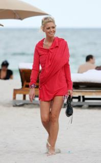 Tara Reid feet photo thumbnail