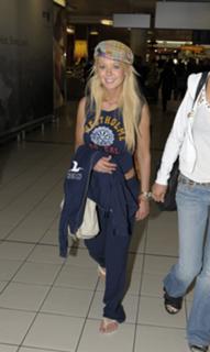 Tara Reid feet photo thumbnail
