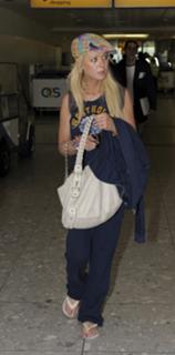 Tara Reid feet photo thumbnail